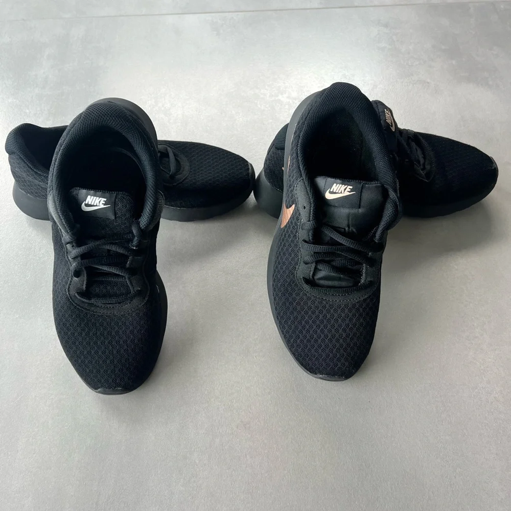 Bundle of 2 NIKE Tanjun Black Gold sneakers athletic size 7 running gym trainers - Picture 3 of 11